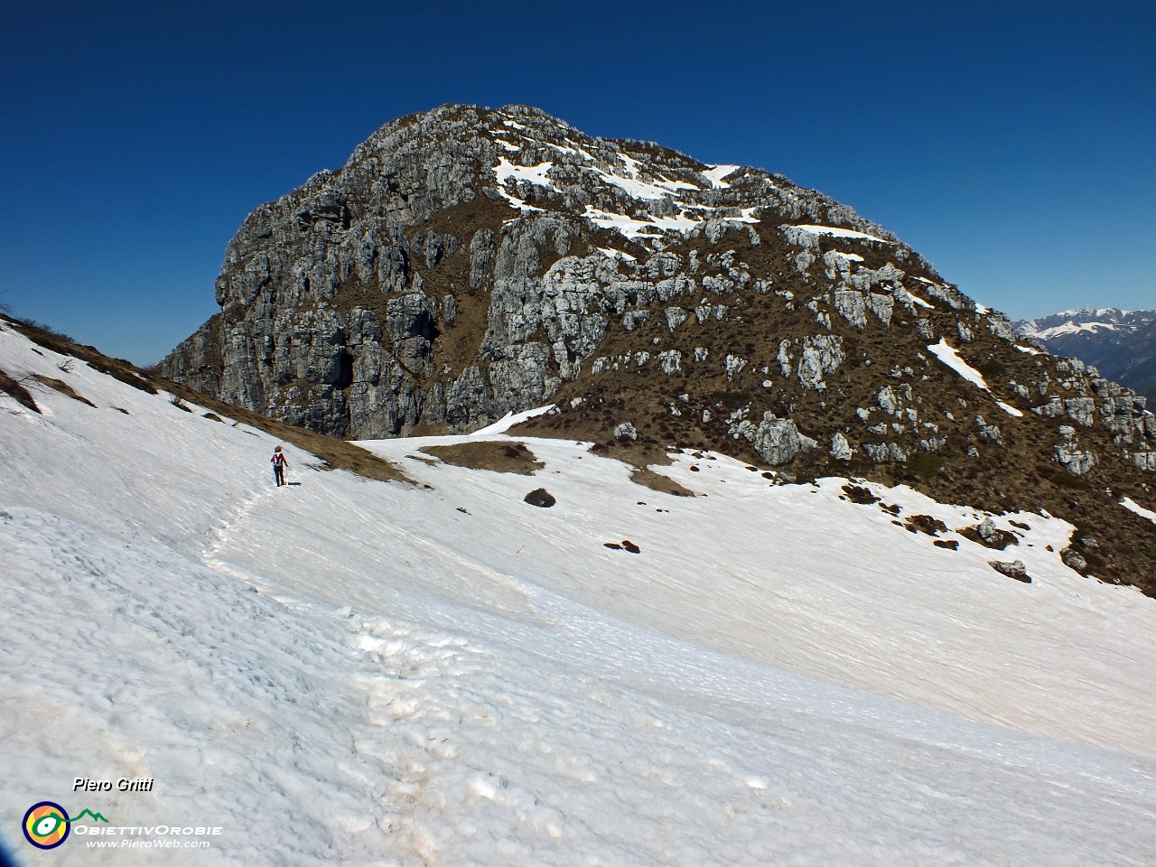 48 Passaggio in discesa  su neve. con vista verso il Pizzo Brumano.JPG